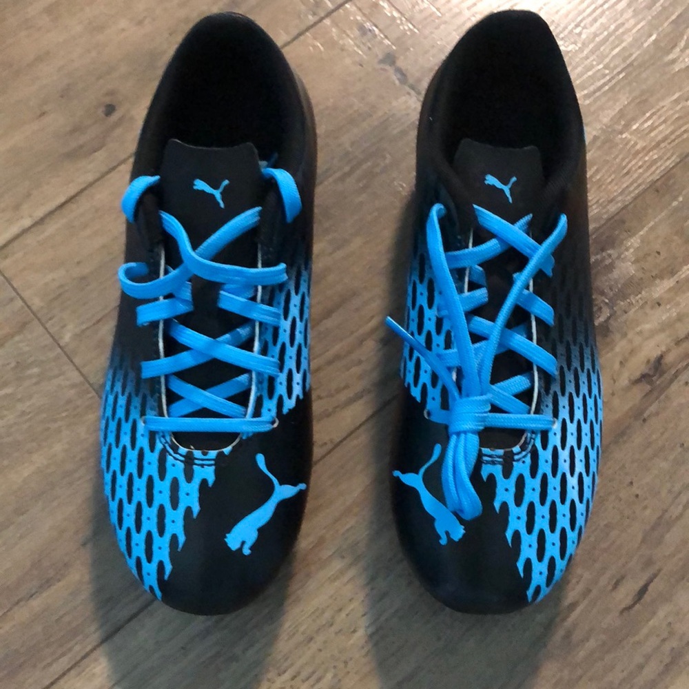 Youth soccer cleats size 3